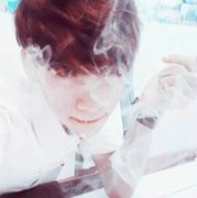颓废伤感男生头像 指尖缠绕的烟雾