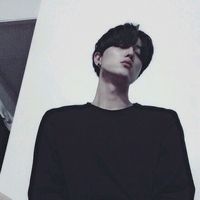 颓废伤感男生头像 指尖缠绕的烟雾