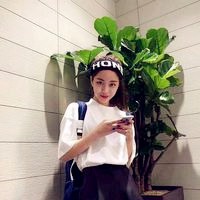 站着的女生头像酷酷的 一身牛仔也淑女
