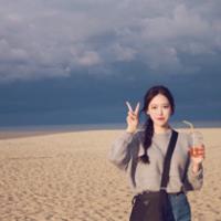 站着的女生头像酷酷的 一身牛仔也淑女