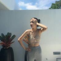 站着的女生头像酷酷的 一身牛仔也淑女