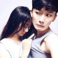 可爱情侣头像一左一右两张 淡淡回眸缓缓而行