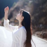 侧身女生头像酷酷的