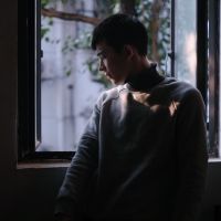 男生韩版头像潮流时尚 阳光在浪尖跳动