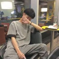 男生韩版头像潮流时尚 阳光在浪尖跳动