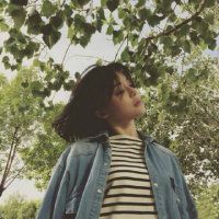 蓝色衣服的女生头像短发