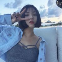 蓝色衣服的女生头像短发
