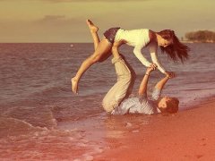 唯美浪漫的海边情侣图片 和心爱的人海边漫步