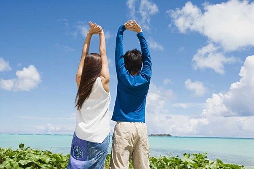 唯美浪漫的海边情侣图片 和心爱的人海边漫步