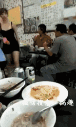 搞笑gif动态图 这个服务员妹子真不错