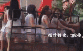 搞笑gif动态图 这个服务员妹子真不错