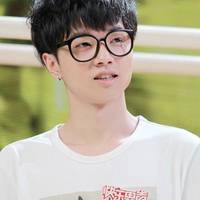 戴眼镜的斯文男生头像