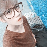 戴眼镜的斯文男生头像
