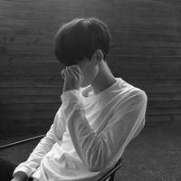 韩范的黑白色男生头像
