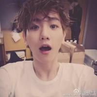 韩范的黑白色男生头像