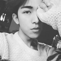 韩范的黑白色男生头像
