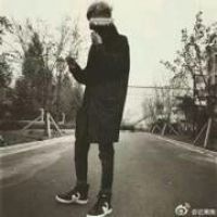 韩范的黑白色男生头像