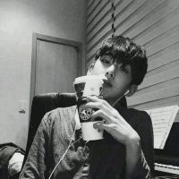 韩范的黑白色男生头像