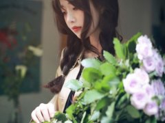 女生拿花唯美图片 美女与花唯美图片