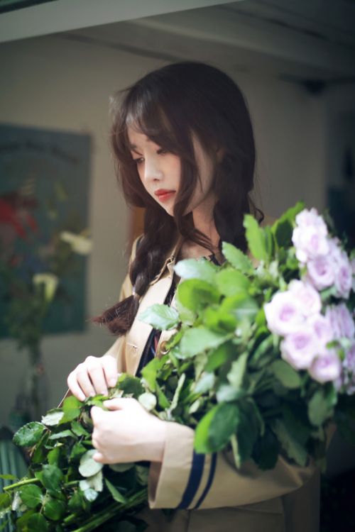 女生拿花唯美图片 美女与花唯美图片