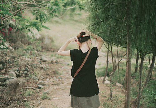 有意境的唯美女生背影图片
