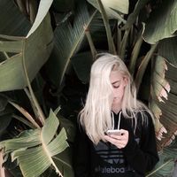 野性十足的欧美妖艳女生头像