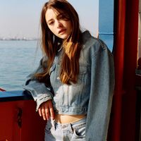 野性十足的欧美妖艳女生头像