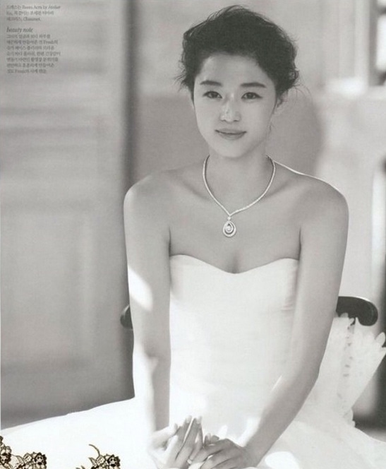唯美女生穿婚纱图片