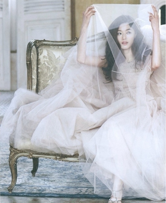 唯美女生穿婚纱图片
