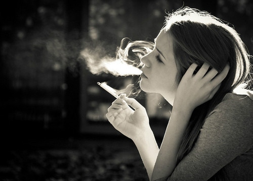 伤感颓废女生个性签名  繁花似锦我写不够，城墙布满你的哀愁