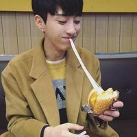 年轻帅气的男生头像_干净利索白