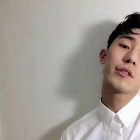 年轻帅气的男生头像_干净利索白