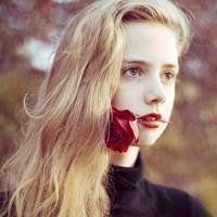 优雅妩媚的欧美女生头像_长发为悦己者