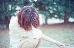 女生伤感流泪的qq个性签名  愚蠢的微笑，假装快