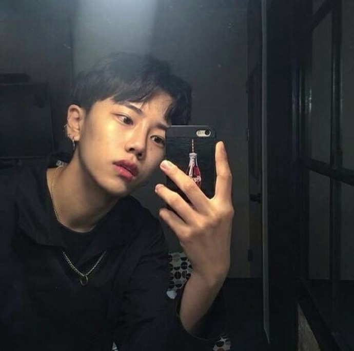 拿手机自拍的男生图片 男生自拍摆pose图片