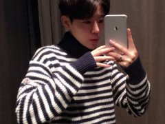 拿手机自拍的男生图片 男生自拍摆pose图片