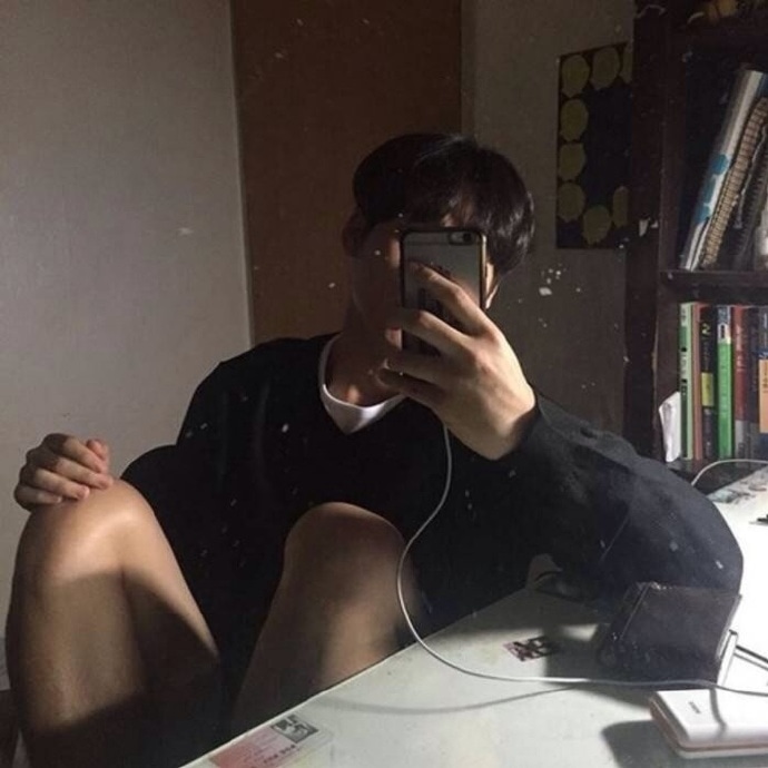 拿手机自拍的男生图片 男生自拍摆pose图片