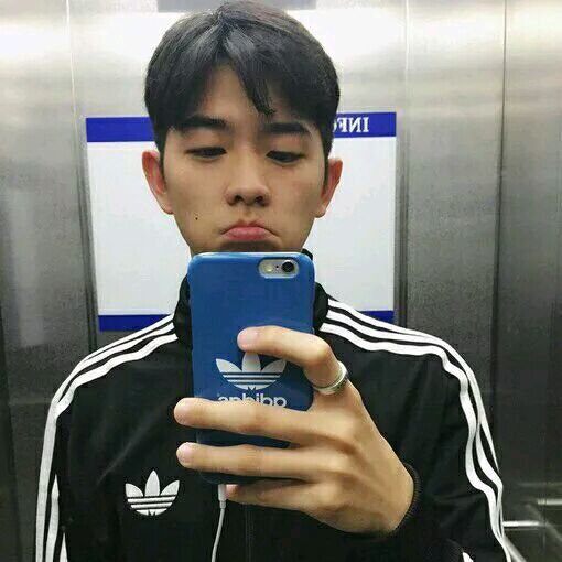 拿手机自拍的男生图片 男生自拍摆pose图片