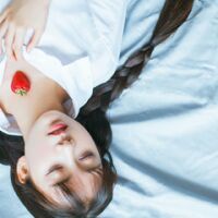 穿白色衣服的女生闺蜜两张配一对