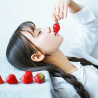 穿白色衣服的女生闺蜜两张配一对
