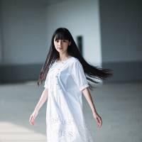 穿白色衣服的女生闺蜜两张配一对