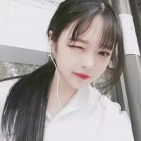 穿白色衣服的女生闺蜜两张配一对