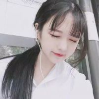 穿白色衣服的女生闺蜜两张配一对