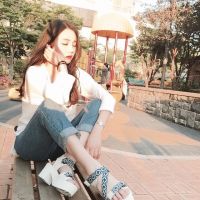 穿白色衣服的女生闺蜜两张配一对