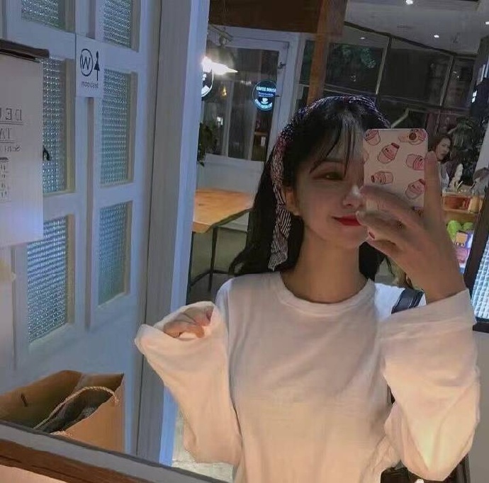 女生抱狗狗唯美的图片