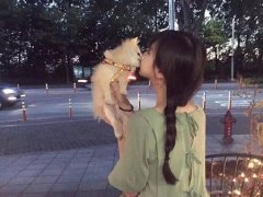 女生抱狗狗唯美的图片