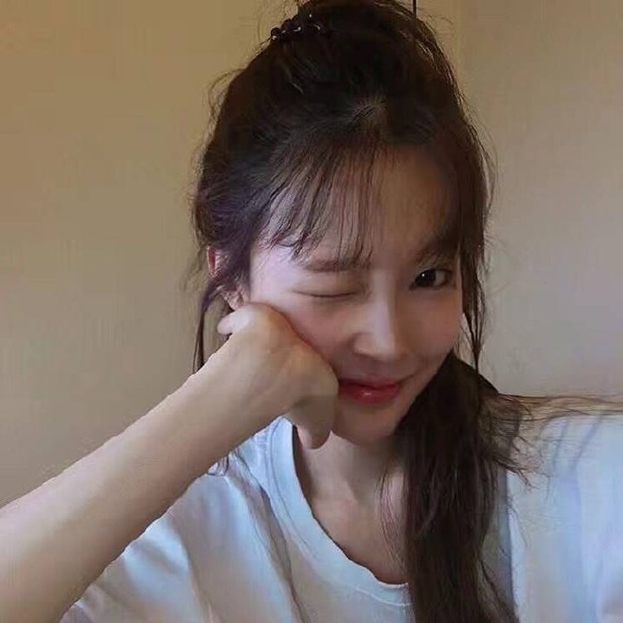 女生抱狗狗唯美的图片