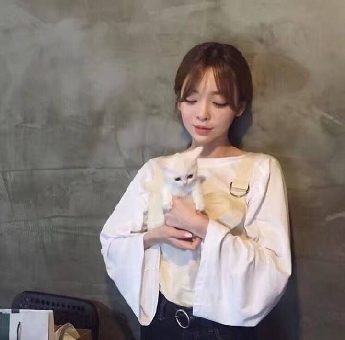 女生抱狗狗唯美的图片