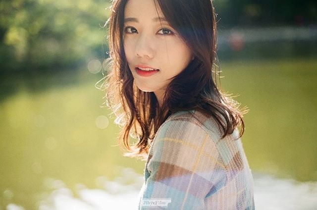 女生阳光唯美微笑的图片