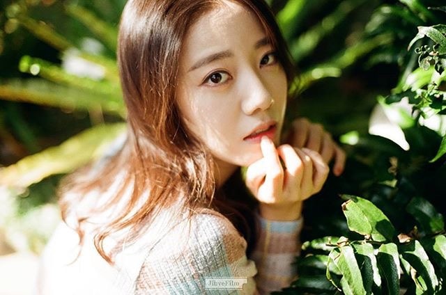 女生阳光唯美微笑的图片